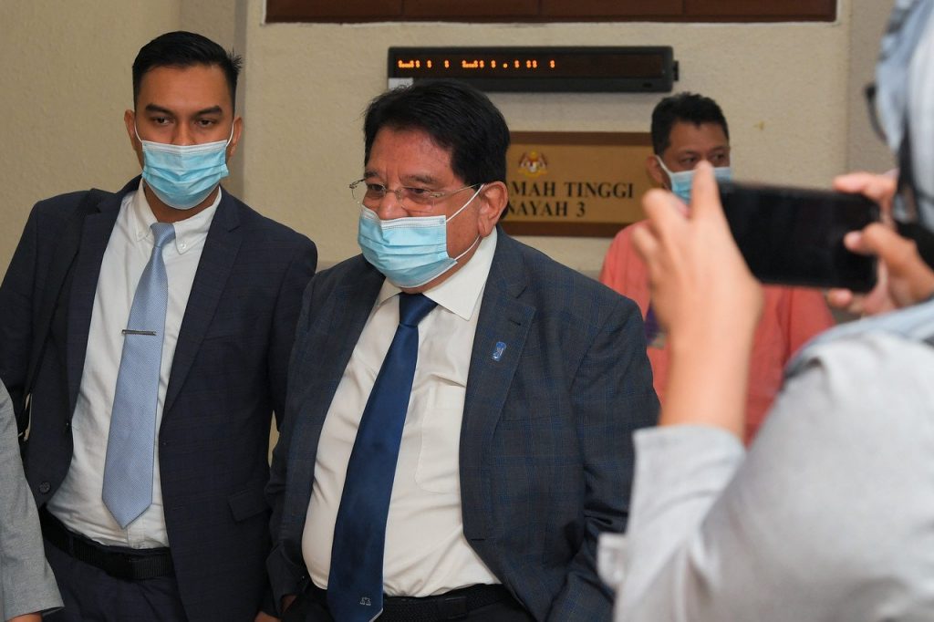 Ku Nan adakan majlis kahwin anak di pintu masuk mahkamah persekutuan | MalaysiaNow