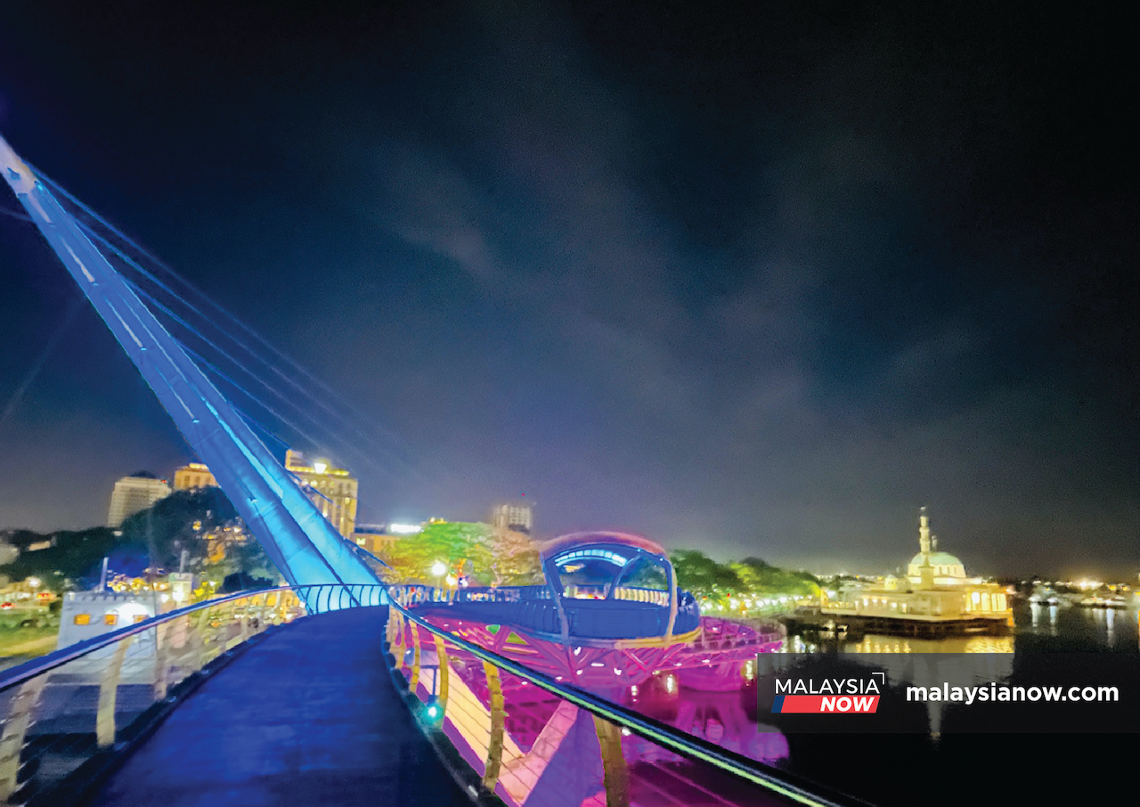 Sarawak S Floating Mosque Struggles To Stay Above Covid Wave Malaysianow
