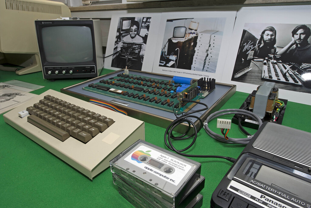 Original Apple computer built by Jobs and Wozniak sells for US$400,000 ...